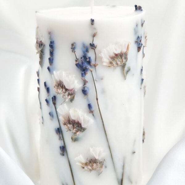 Sojų vaško žvakė su levandų žiedais ir baltaisiais kermėkais