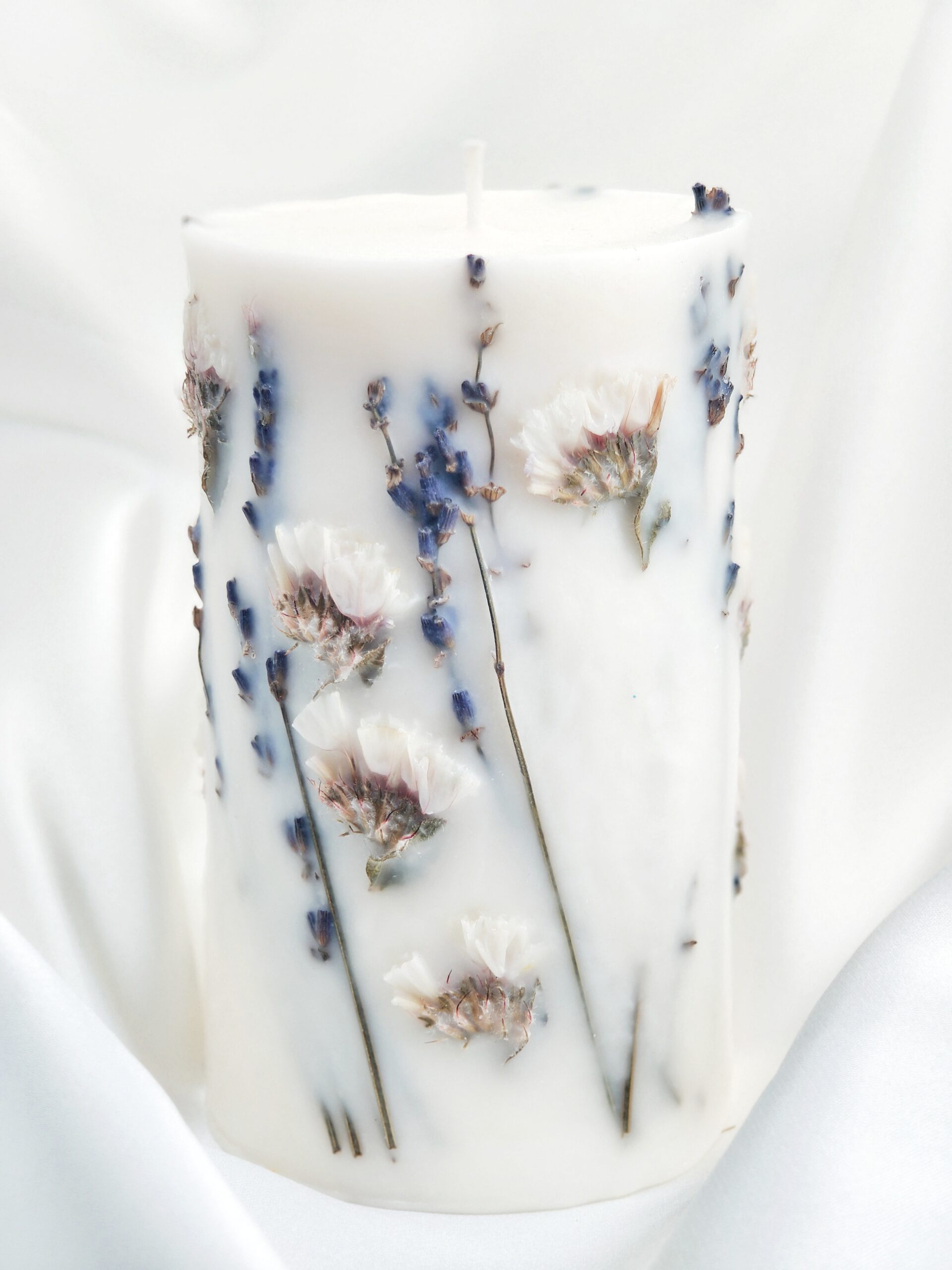 Sojų vaško žvakė su levandų žiedais ir baltaisiais kermėkais