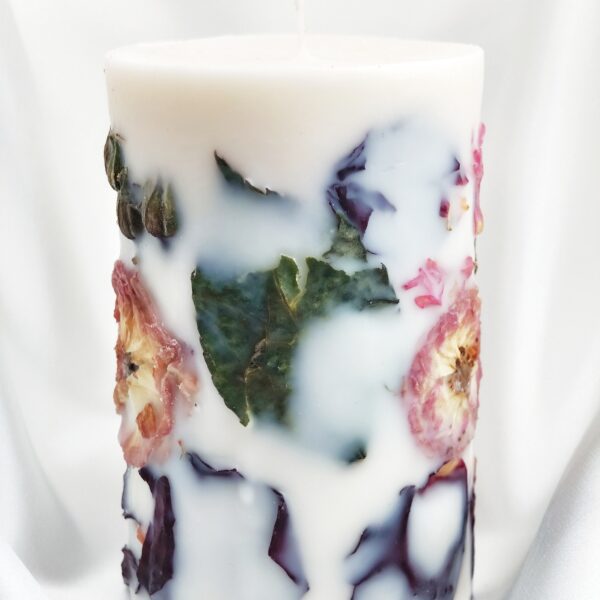 Švelnių miniatiūrinių rožinių rožių ir raudonųjų žiedų rožių žvakė