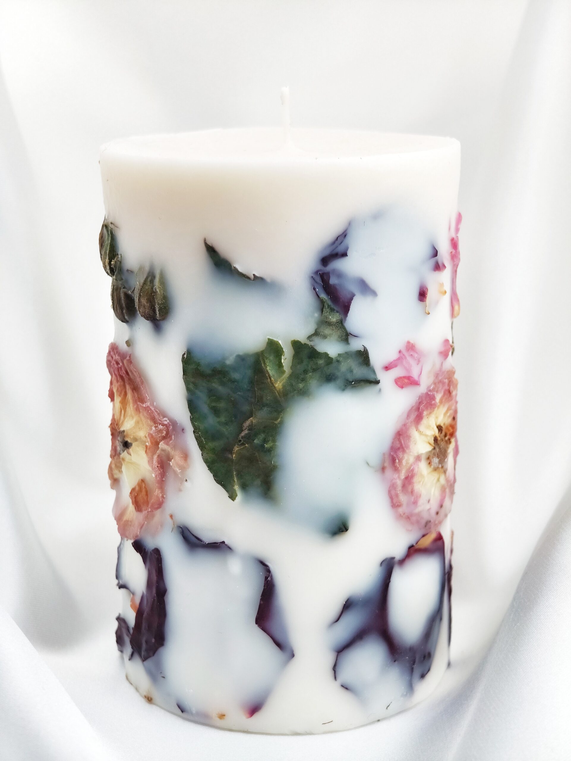 Švelnių miniatiūrinių rožinių rožių ir raudonųjų žiedų rožių žvakė