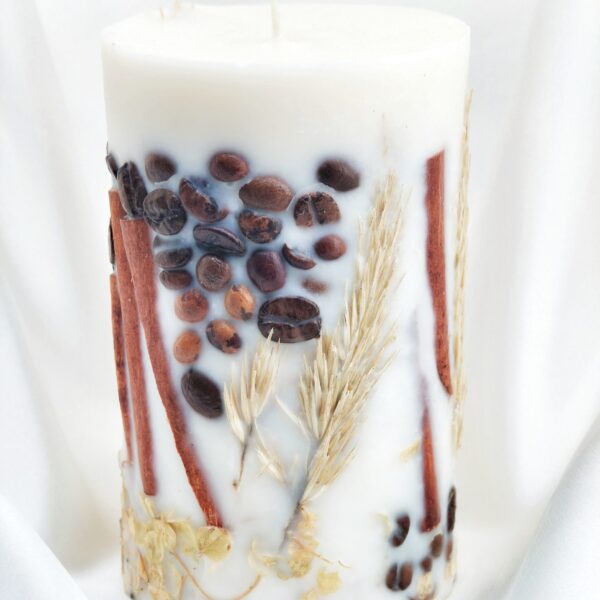 Cinamono lazdelių, kavos pupelių ir džiovintų javų sojų vaško žvakė