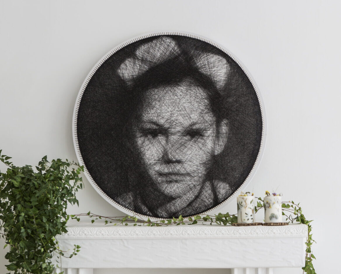 Juodai baltas siūlų paveikslas pagal Jūsų portretą