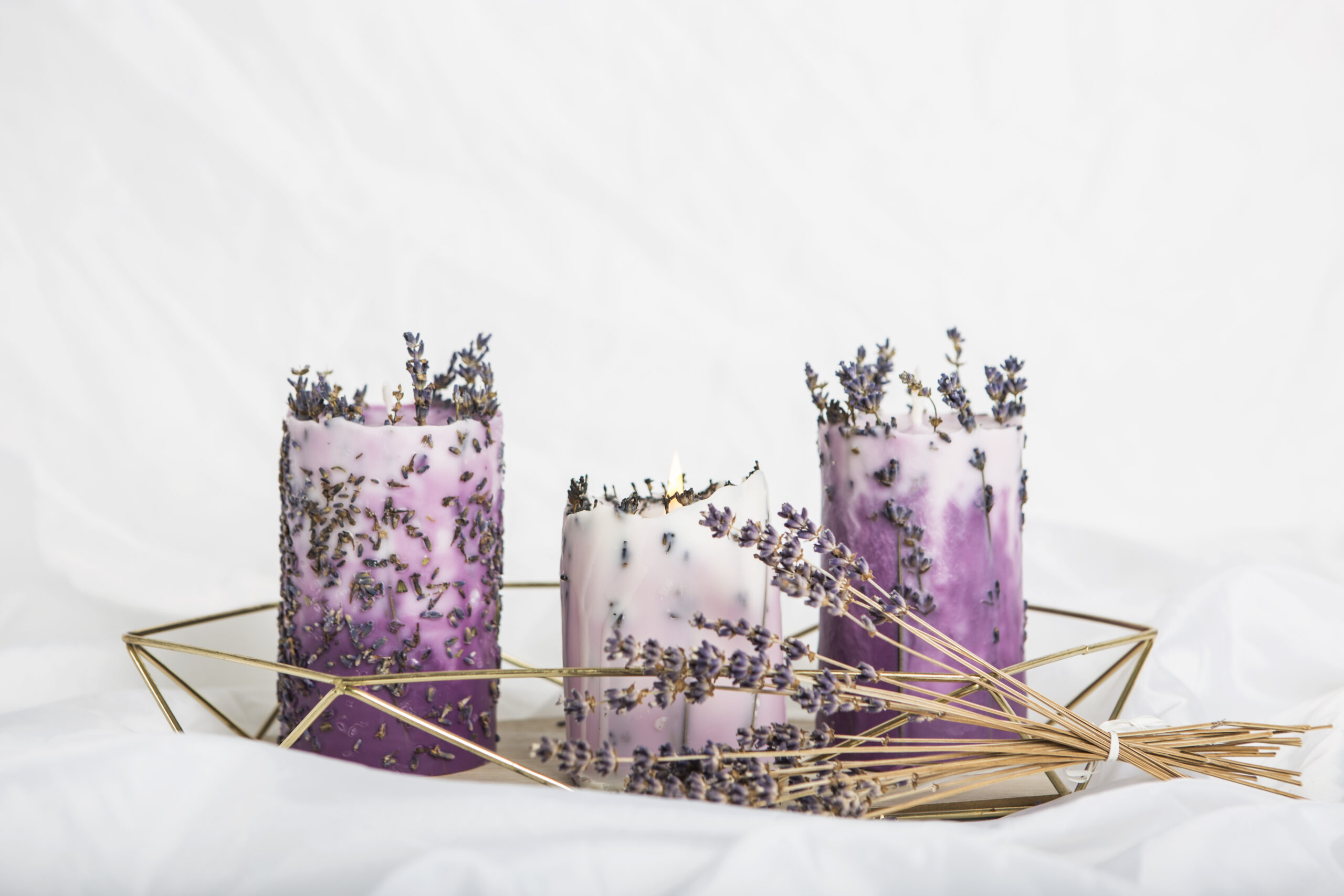 Sojų vaško žvakė su levandų šakelėmis